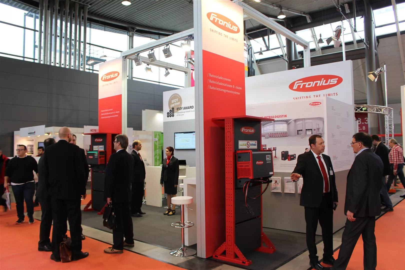 Mitarbeiter und Kunden auf der Messe Logimat. Fronius auf der LogiMAT 2016