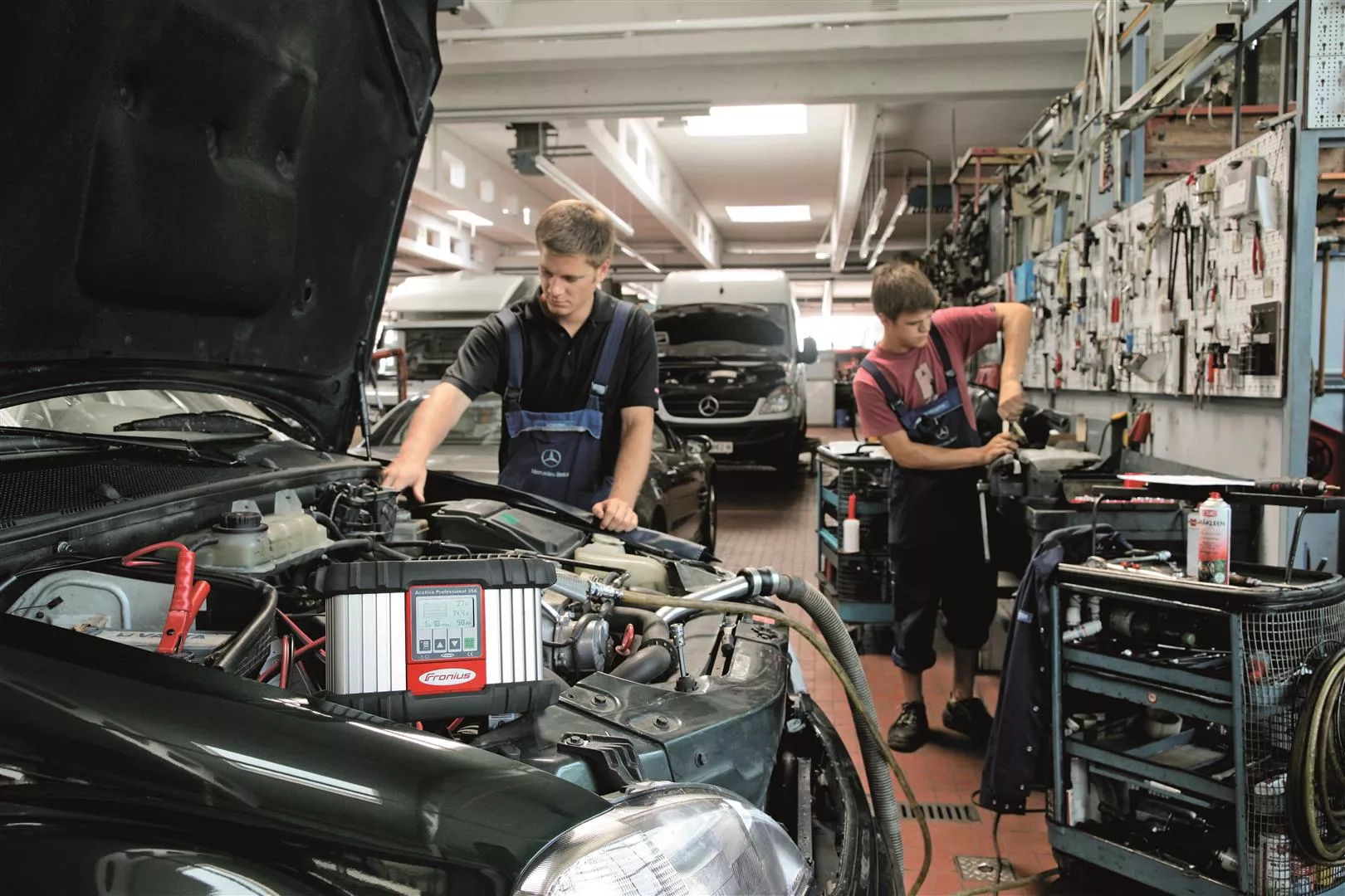 Acctiva wird von einem Mitarbeiter von Porsche verwendet. Fronius Batterieladesysteme in der Werkstatt
