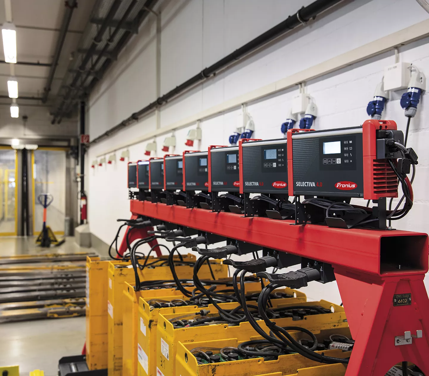 Ladegerät beim Laden einer Batterie. Fronius Ladegerät in Anwendung