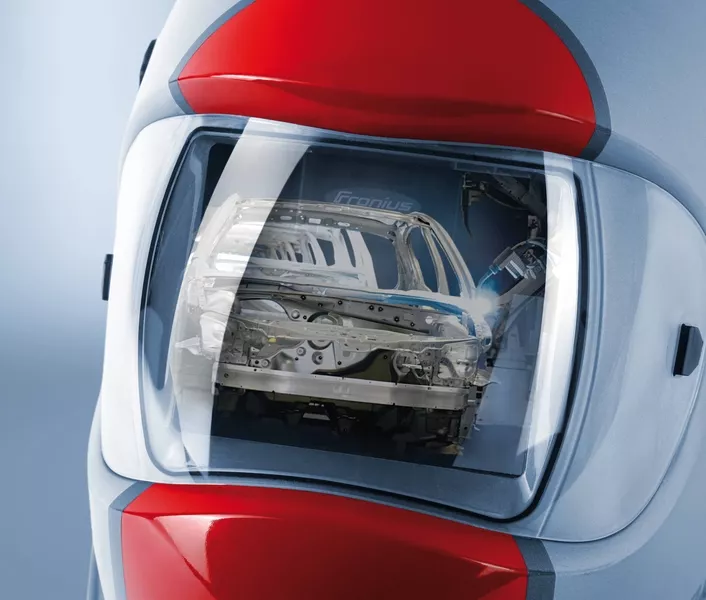 Reflexion eines Autos in Schweißerhelm