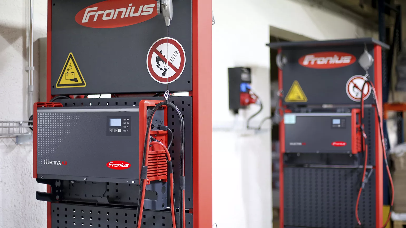 Ladestationen mit ihren Sicherheitshinweisen. Selectiva 4.0 8kW an Batterielademodul montiert