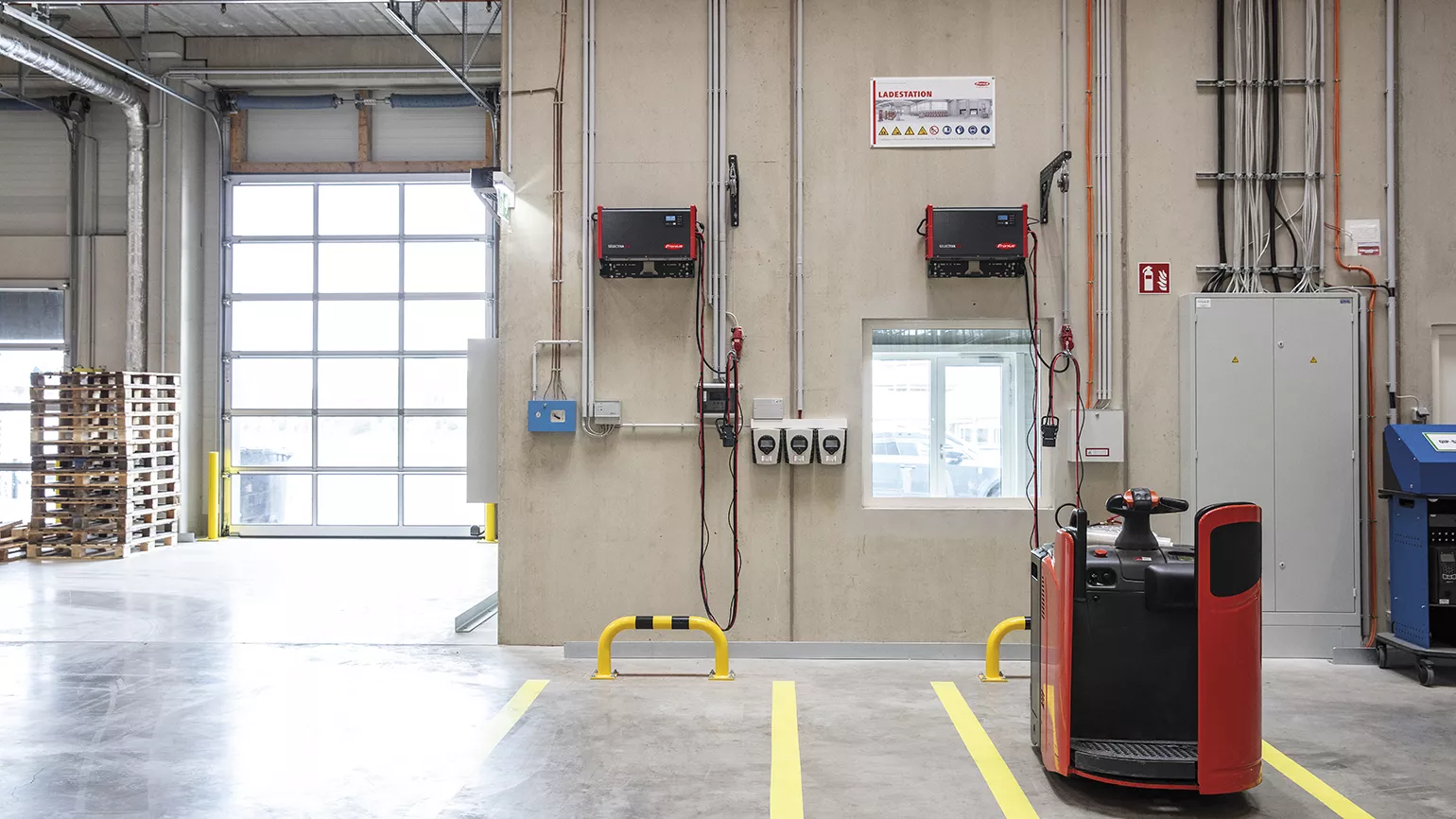 Selectiva 4.0 8kW overhead mounting in chargingstation for forklifts