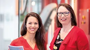 Fronius Mitarbeiterin bei einer Betriebsbesichtigung