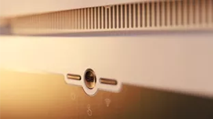 Nahaufnahme eines Fronius Wechselrichters bei Sonnenaufgang