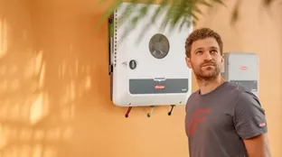 Installer in front of GEN24 inverter