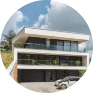 E-Auto vor Haus mit PV Modulen