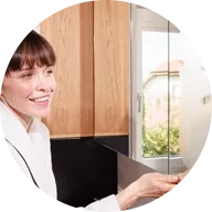 Frau im Badezimmer vor Spiegel