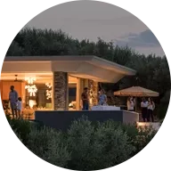 Beleuchtetes Haus bei Sonnenuntergang