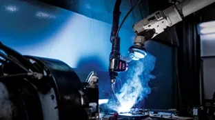 Roboter schweißt mit CMT